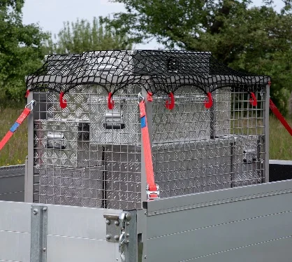 Gitterboxnetz mit Haken auf einem Anhänger